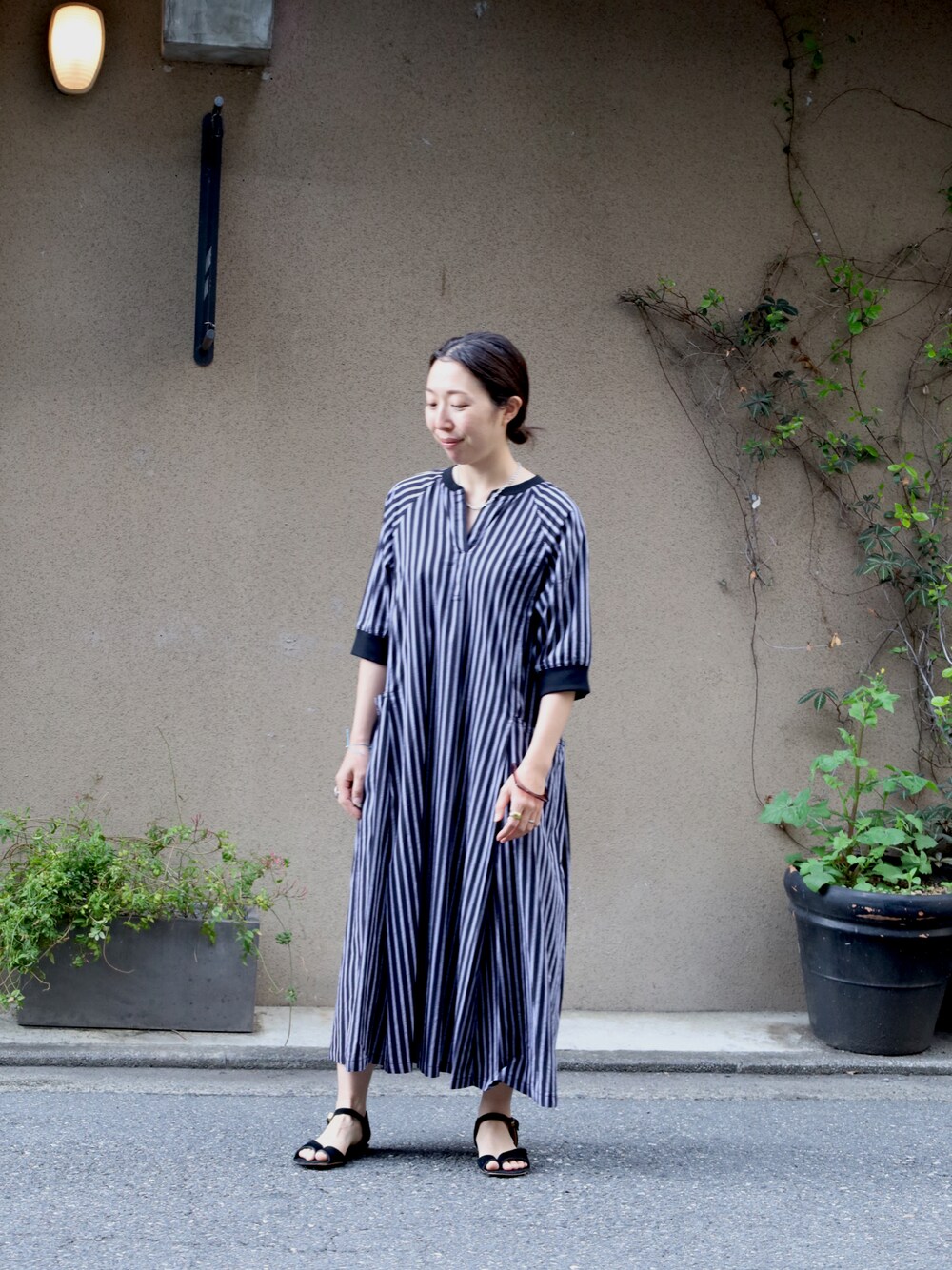 「シンプルコーデ、ラクチンコーデ、オトナカジュアル、休日コーデ、夏、ワンピース、ロングワンピース、ストライプワンピース、NOMBRE IMPAIR、blanc bleu minuit」｜「Blanc Bleu Minuitのモノトーンストライプ　ヘンリーネックワンピース（ワンピース、ブラック系）」を使った、iitsuka.さん（レディース・158cm）の春コーディネートの1枚目の写真