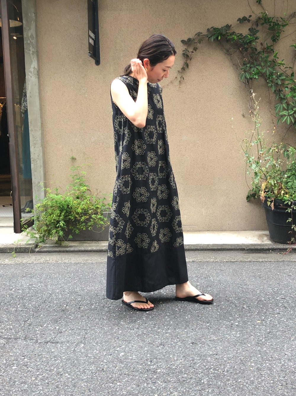 「ワンピース、ノースリーブワンピース、ロングワンピース、刺繍、刺繍ワンピース、ブラック、ブラックワンピース、黒、黒ワンピ、NOMBRE IMPAIR」｜「NOMBRE IMPAIRのサークルフラワー刺繍　ノースリワンピース（ワンピース、ブラック系）」を使った、iitsuka.さん（レディース・158cm）の夏コーディネートの1枚目の写真