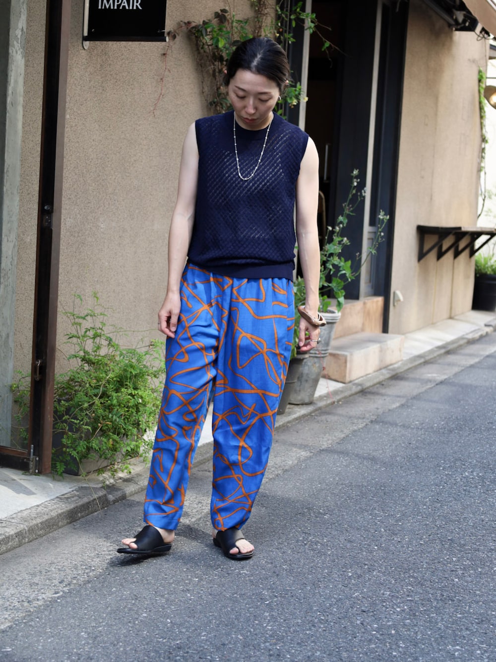 「柄パンツ、サマーニット、サンダル、ブルー、夏コーデ、大人カジュアル、大人コーデ、NOMBRE IMPAIR、rapiecage、STELLA CIFFON」｜「NOMBRE IMPAIRのメッシュ編み　ノースリニット（ニット/セーター、ブルー系）」を使った、iitsuka.さん（レディース・158cm）の夏コーディネートの1枚目の写真