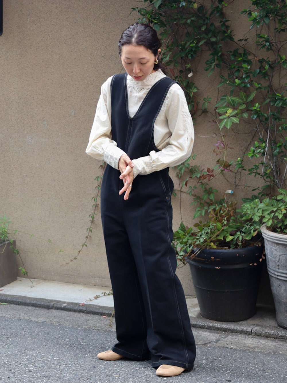 「秋のコーデ、秋コーデ、サロペット、サロペットパンツ、刺繍、刺繍ブラウス、フラットシューズ、大人カジュアル、オトナカジュアル、NOMBRE IMPAIR」｜「NOMBRE IMPAIRの変形ツイル　コンビネゾン（サロペット/オーバーオール、ブラック系）」を使った、iitsuka.さん（レディース・158cm）の夏コーディネートの1枚目の写真