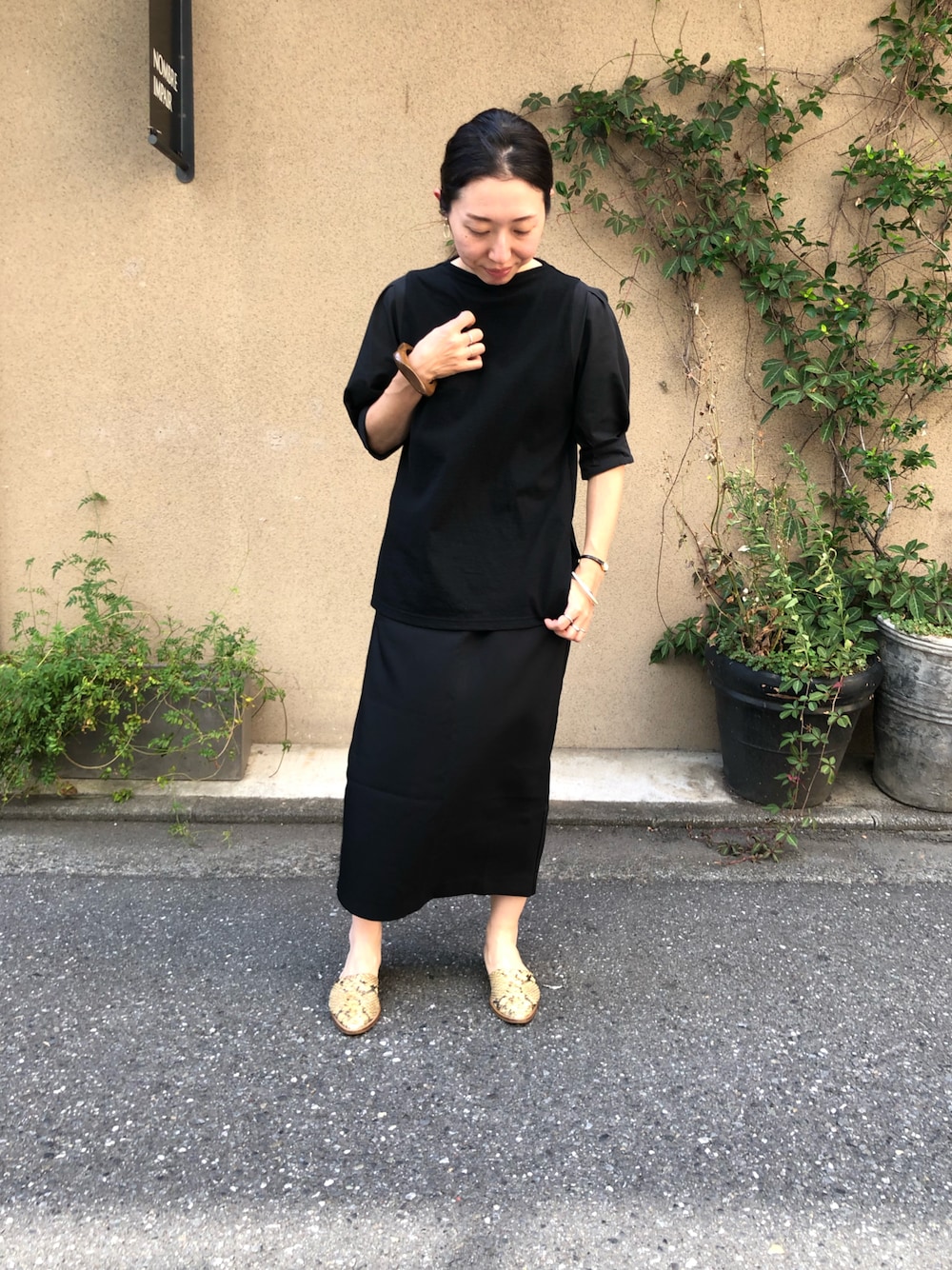 「黒、ブラック、ブラックコーデ、オールブラック、ワントーンコーデ、オトナ女子、オトナカジュアル、大人カジュアル、FIL DE FER、NOMBRE IMPAIR」｜「FIL DE FERのBD天竺　布帛スリーブP/O（Tシャツ/カットソー、ブルー系）」を使った、iitsuka.さん（レディース・158cm）の夏コーディネートの1枚目の写真