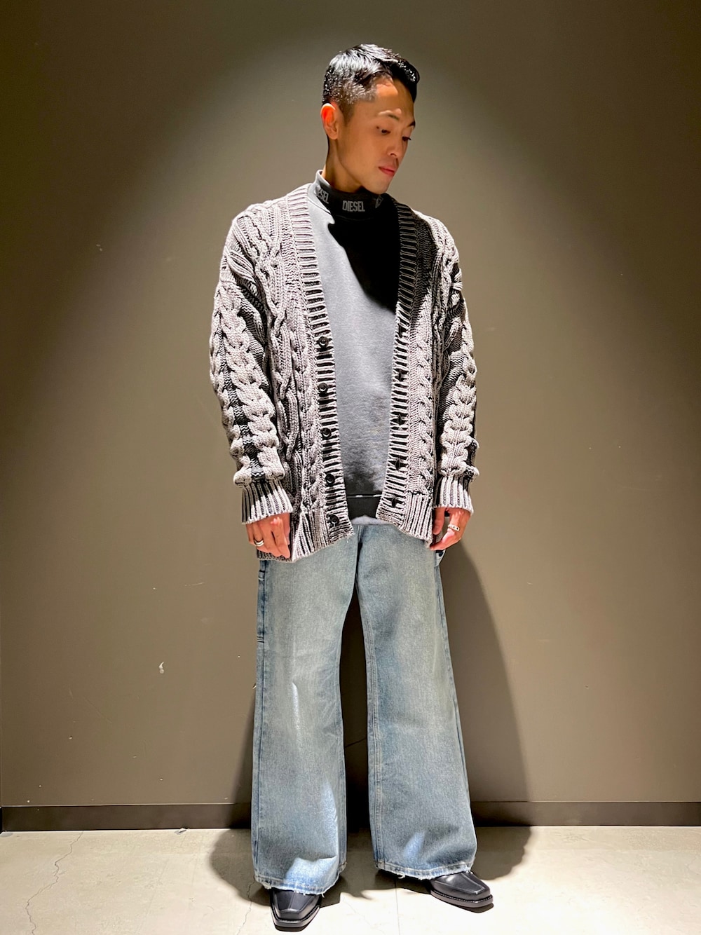 「2月、DIESELららぽーと富士見、Diesel、モノトーンコーデ、ワイドデニム、シンプル、ブーツ、カーディガン、ゆるコーデ」｜「DIESELのメンズ スウェット モックネック ガーメントダイ（スウェット、ブラック系）」を使った、　Ryujiさん（メンズ・168cm）の冬コーディネートの1枚目の写真