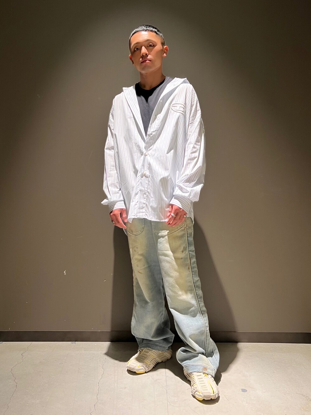 「4月、DIESELららぽーと富士見、Diesel、春コーデ、パンツスタイル、シャツスタイル、大人コーデ、リラックススタイル、休日コーデ」｜「DIESELのアイテム（シャツ/ブラウス、ホワイト系）」を使った、　Ryujiさん（メンズ・168cm）の春コーディネートの1枚目の写真