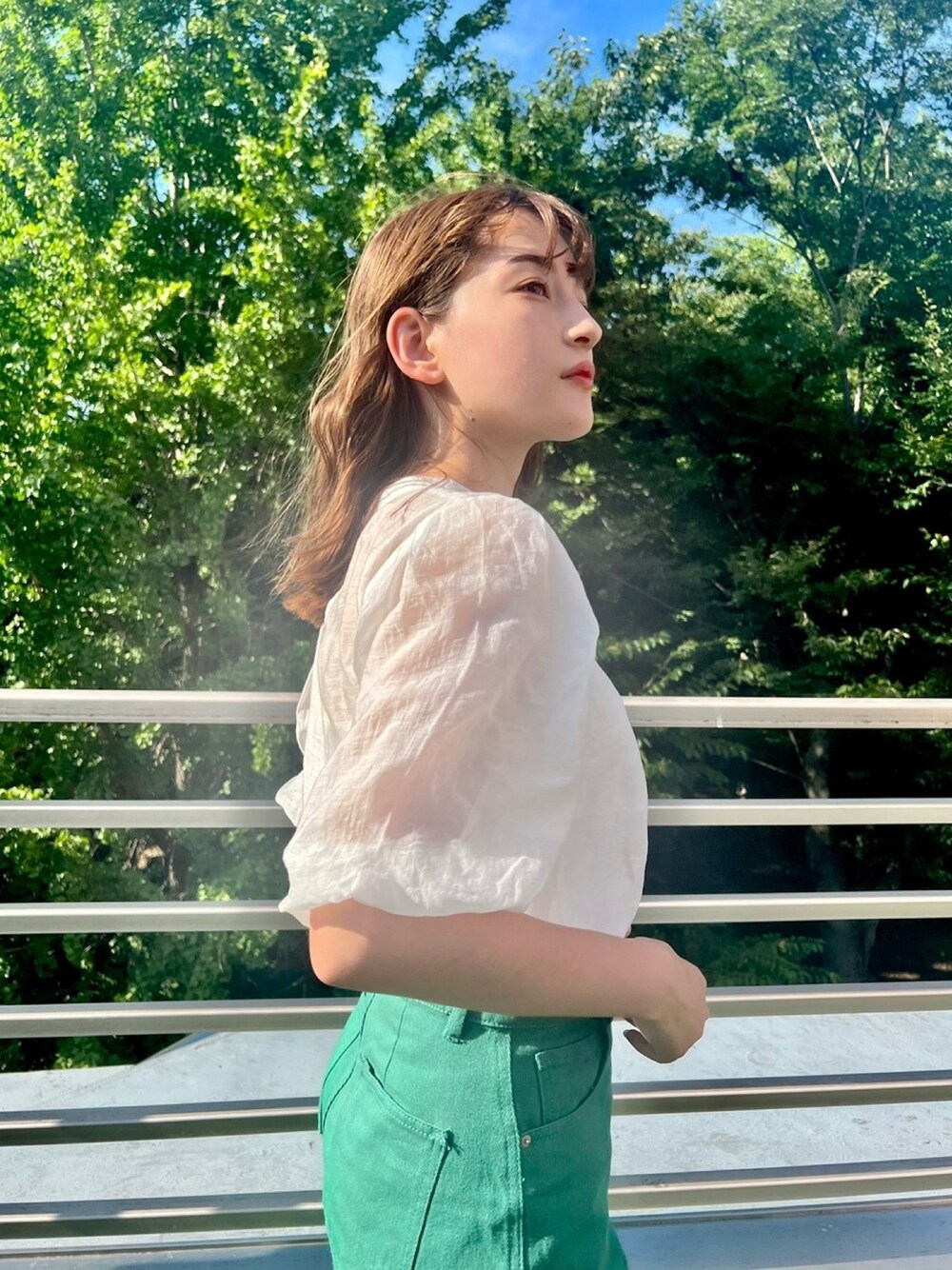 ホワイト系のシャツ/ブラウス、グリーン系のデニムパンツを着用したレディースの夏コーディネートの1枚目の写真