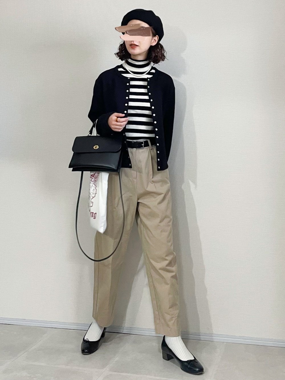 「ベレー帽、ボーダー、タートルネック、カーディガン、モノトーン、チノパン、バレエシューズ、タートルネックニット、agnes b.、フレンチカジュアル、パンツスタイル、大人ガーリー」｜「agnes b.のM001 CARDIGAN カーディガンプレッション（カーディガン/ボレロ、ブラック系）」を使った、あさこさん（レディース・164cm）の秋コーディネートの1枚目の写真