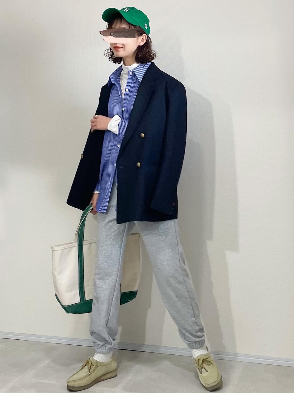 「楽チンコーデ、テーラードジャケット、ジャケット、レイヤードスタイル、スウエットパンツ、ワラビー、clarks、l.l.bean、キャップ、ジャケットスタイル、ストライプシャツ、メンズライク」｜「NEW ERAの【別注】New Era×URBAN RESEARCH　9TWENTY CS NEYYAN（キャップ、グリーン系）」を使った、あさこさん（レディース・164cm）の秋コーディネートの1枚目の写真