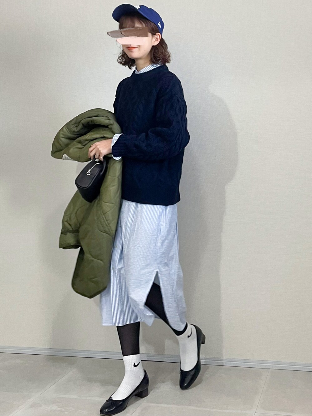 「ブルー、キャップ、ミリタリー、ライナーコート、シャツワンピ、シャツワンピース、アランニット、ケーブルニット、ニット、バレエシューズ、レイヤードスタイル」｜「NEW ERAの【NEW ERA】Shinzone EXCLUSIVE NEW ERA CAP Dodgers（キャップ、ブルー系）」を使った、あさこさん（レディース・164cm）の冬コーディネートの1枚目の写真