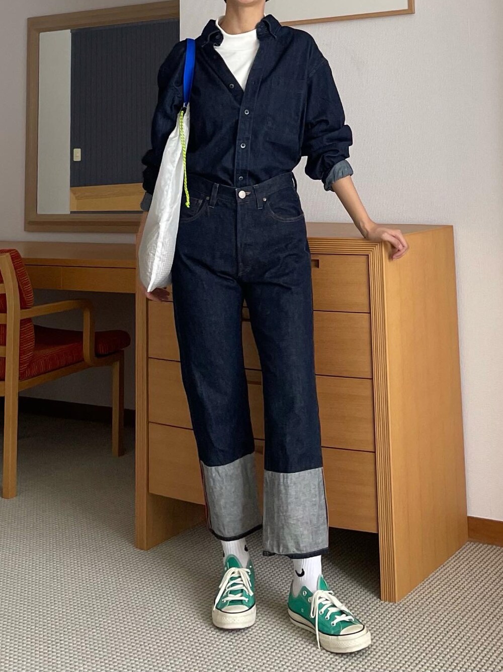 ホワイト系のTシャツ/カットソー、ホワイト系のエコバッグ/サブバッグ、ブルー系のデニムパンツを着用したレディースの夏コーディネートの1枚目の写真