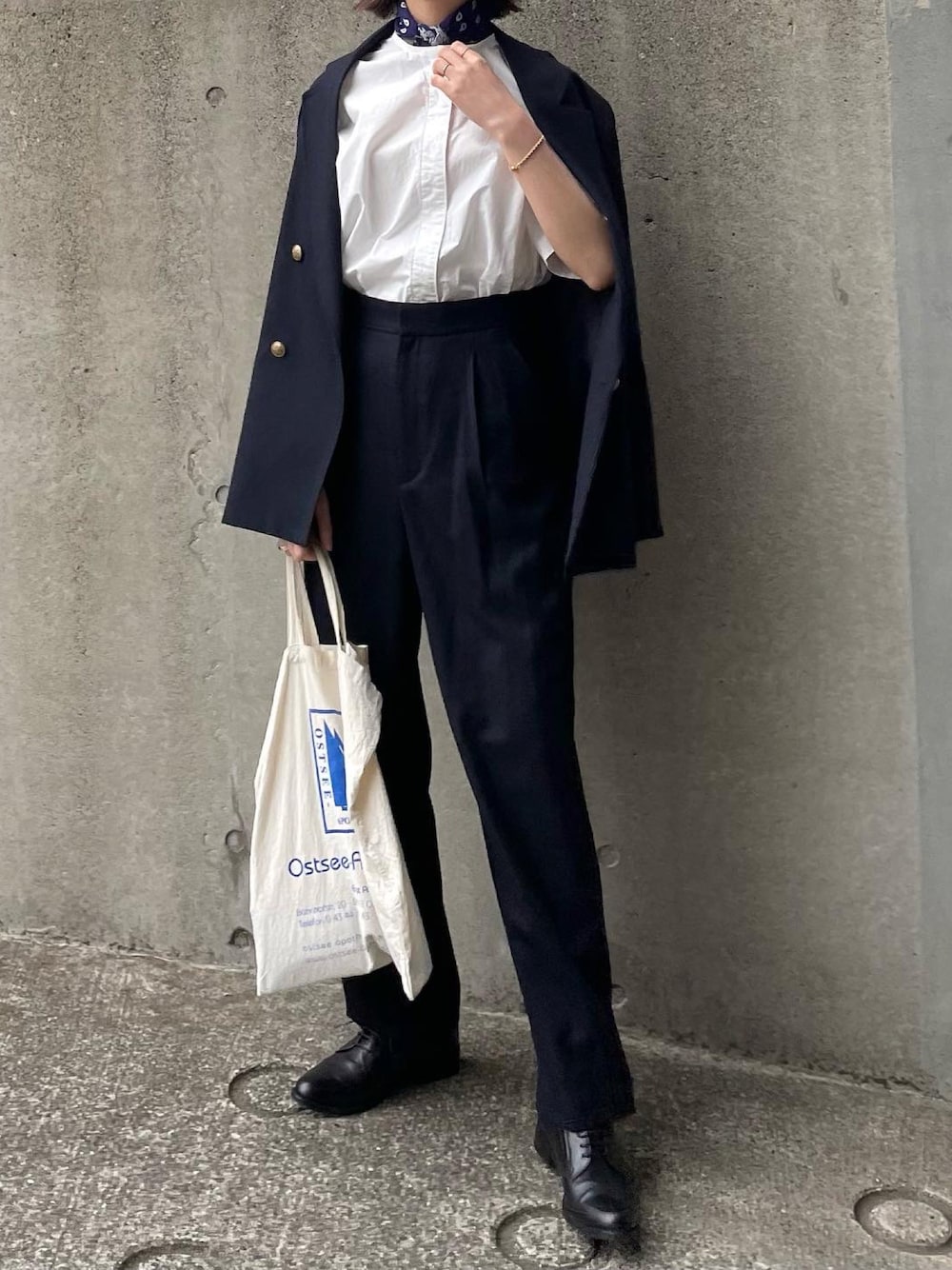 ブラック系のドレスシューズを着用したレディースの春コーディネートの1枚目の写真