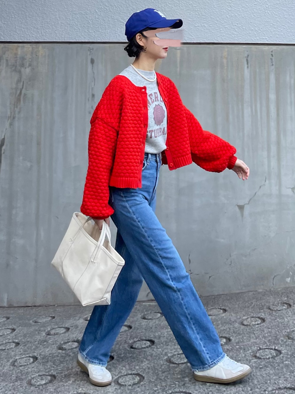 「ほめられ本命コーデ、オレンジ、赤、ショート丈トップス、デニムパンツ、キャップ、NEW ERA、ジャーマントレーナー、白スニーカー、カジュアルコーデ」｜「mily biletの【mily bilet】印象的1枚。2wayぽこぽこ軽量クロップド丈ニットカーディガン（カーディガン/ボレロ、オレンジ系）」を使った、あさこさん（レディース・164cm）の冬コーディネートの1枚目の写真