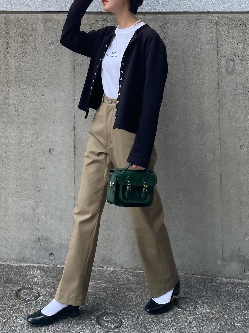 「カジュアルコーデ、チノパン、アニエスベー、APC、カーディガン、ロゴT、パンツスタイル、シンプルコーデ、秋服準備はじめました、秋カラー、オトナカジュアル」｜「A.P.C.のT-SHIRT PETITE RUE MADAME H（Tシャツ/カットソー、ホワイト系）」を使った、あさこさん（レディース・164cm）の秋コーディネートの1枚目の写真