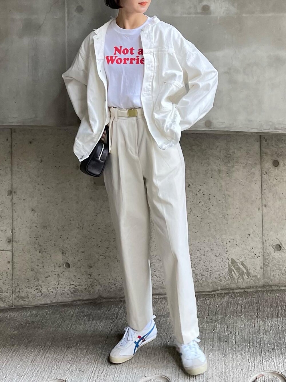 「カジュアルコーデ、ワントーンコーデ、ホワイトコーデ、ロゴT、Tシャツ、白パンツ、白スニーカー、デニムジャケット、白Tシャツ、チノパン、ごきげんウィーク」｜「ALLUMERの13.5ozデニムオーバーサイズバンドカラージャケット（デニムジャケット、ホワイト系）」を使った、あさこさん（レディース・164cm）の春コーディネートの1枚目の写真