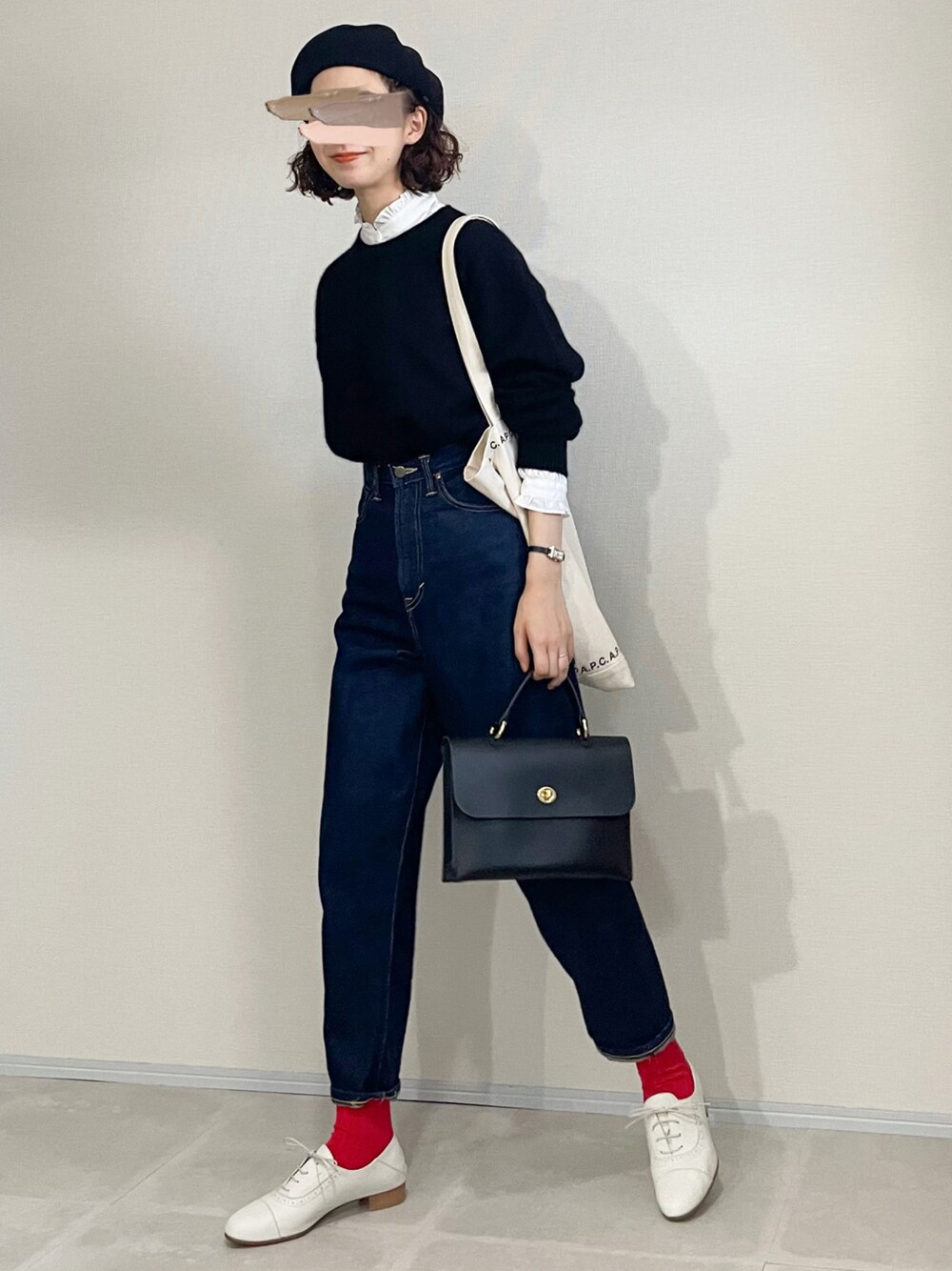 「秋コーデ、ベレー帽、レイヤードスタイル、デニムパンツ、ニット、赤、秋冬コーデ、レースアップシューズ、大人カジュアル、モノトーン、フレンチカジュアル、きれいめカジュアル」｜「HELIOPOLEのコットンブロードフリルスタンドブラウス（シャツ/ブラウス、ホワイト系）」を使った、あさこさん（レディース・164cm）の秋コーディネートの1枚目の写真