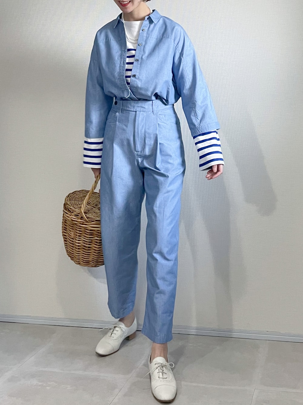 「春夏コーデ、大人カジュアル、ワントーンコーデ、セットアップ、デニムシャツ、ダンガリーシャツ、かごバッグ、レイヤードスタイル、ボーダートップス、レースアップシューズ、ブルー」｜「human womanの◆リサイクルポリエステル混ダンガリーブラウス（シャツ/ブラウス、ブルー系）」を使った、あさこさん（レディース・164cm）の春コーディネートの1枚目の写真