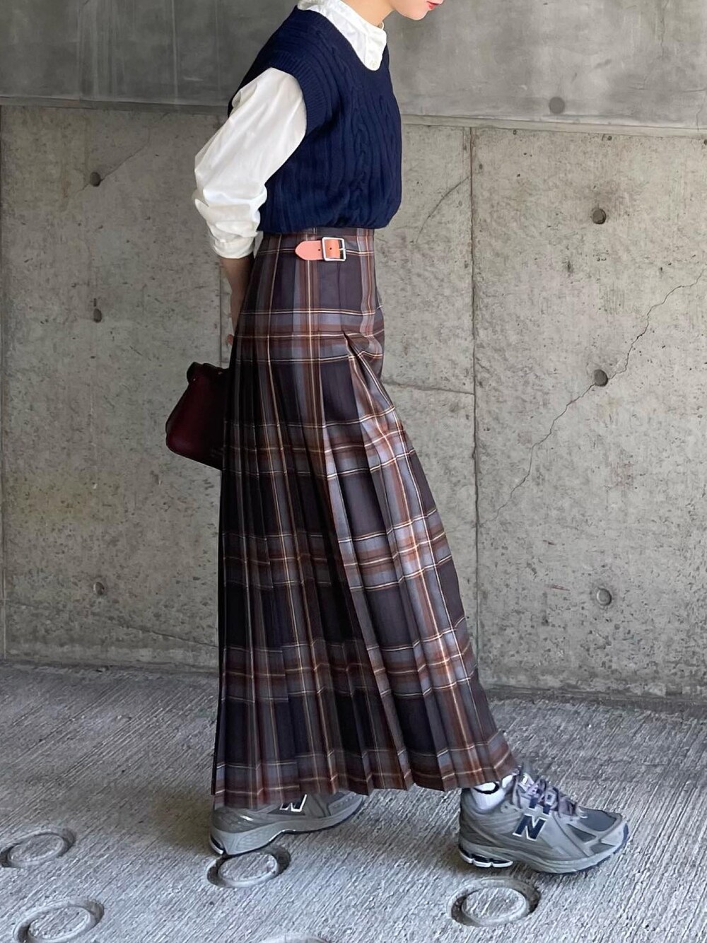 グレー系のスニーカー、ブラウン系のショルダーバッグ、ホワイト系のシャツ/ブラウスを着用したレディースの秋コーディネートの1枚目の写真