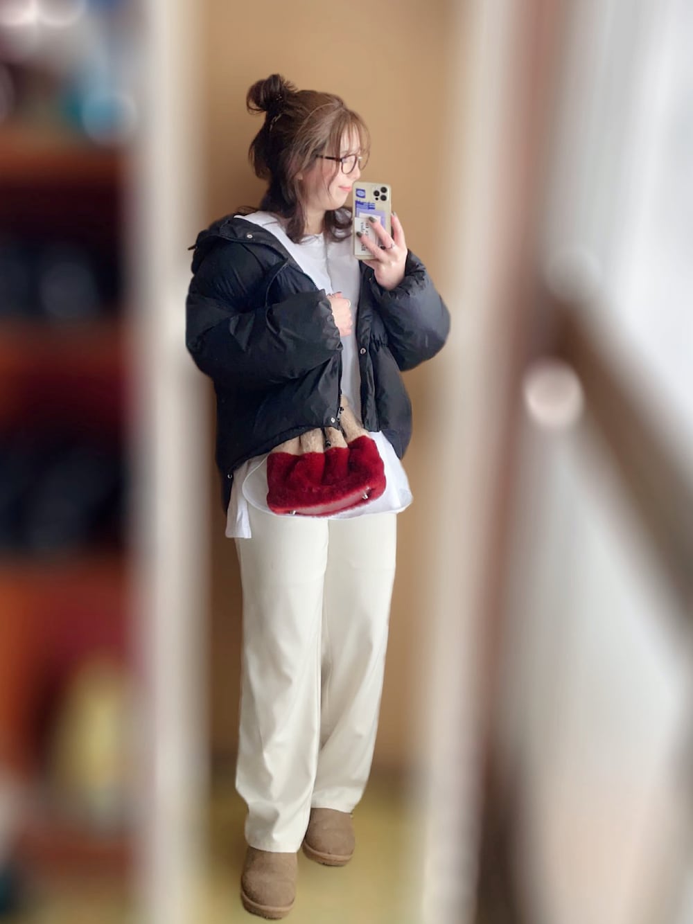 「ぽっちゃり、ぽっちゃりコーデ、カジュアルコーデ、低身長コーデ、ゆるコーデ、30代、骨格ストレート、ダウンジャケット、巾着バッグ、ビッグシルエット、メガネ女子、ムートンブーツ」｜「GUのサテンイージーストレートパンツQ（パンツ、ベージュ系）」を使った、谷原小春さん（レディース・155cm）の冬コーディネートの1枚目の写真