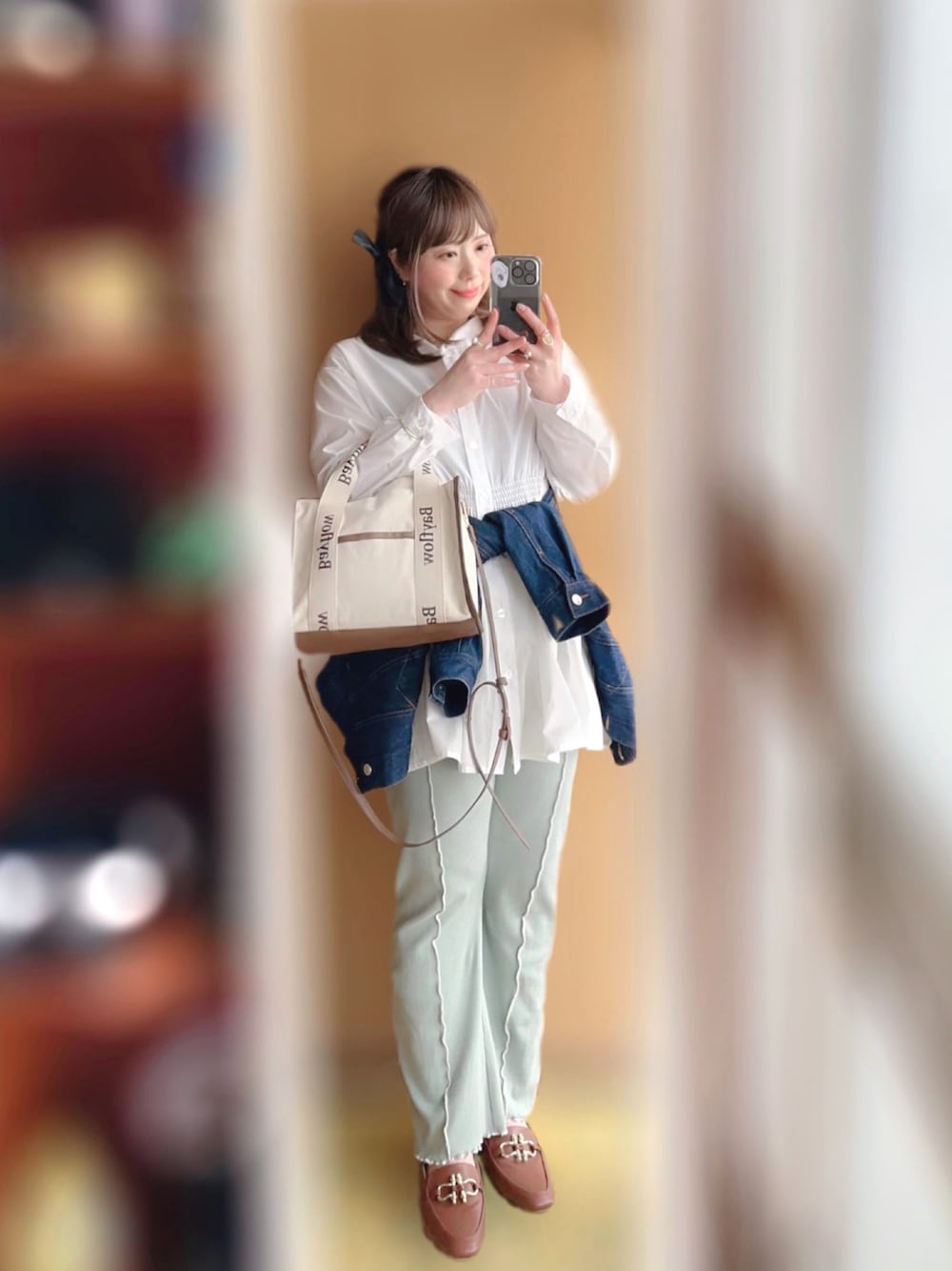 「ぽっちゃり、ぽっちゃりコーデ、骨格ストレート、イエベ春、ウィッグ、デニムジャケット、カラーパンツ、ローファー」｜「tiptopの[2020SS]リブ配色メローフレアパンツ（その他パンツ、グリーン系）」を使った、谷原小春さん（レディース・155cm）の春コーディネートの1枚目の写真