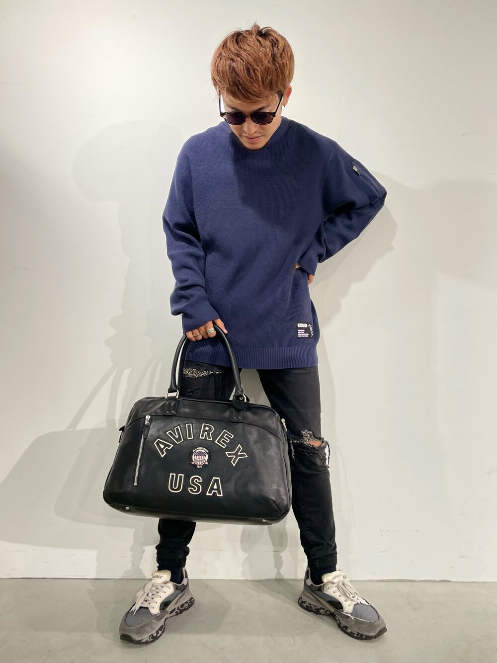 「ニット、AVIREX、サングラス、ootd、レザーバッグ、黒スキニー、お洒落さんとつながりたい、おしゃれさんと繋がりたい、いいね、save、フォローお願いします🤑、いいね返し」｜「AVIREXの【直営店限定】バーシティーロゴ  ボストンバッグ/VARSITY LEATHER BOSTON BAG（ボストンバッグ、ブラック系）」を使った、SHOさん（メンズ・168cm）の秋コーディネートの1枚目の写真