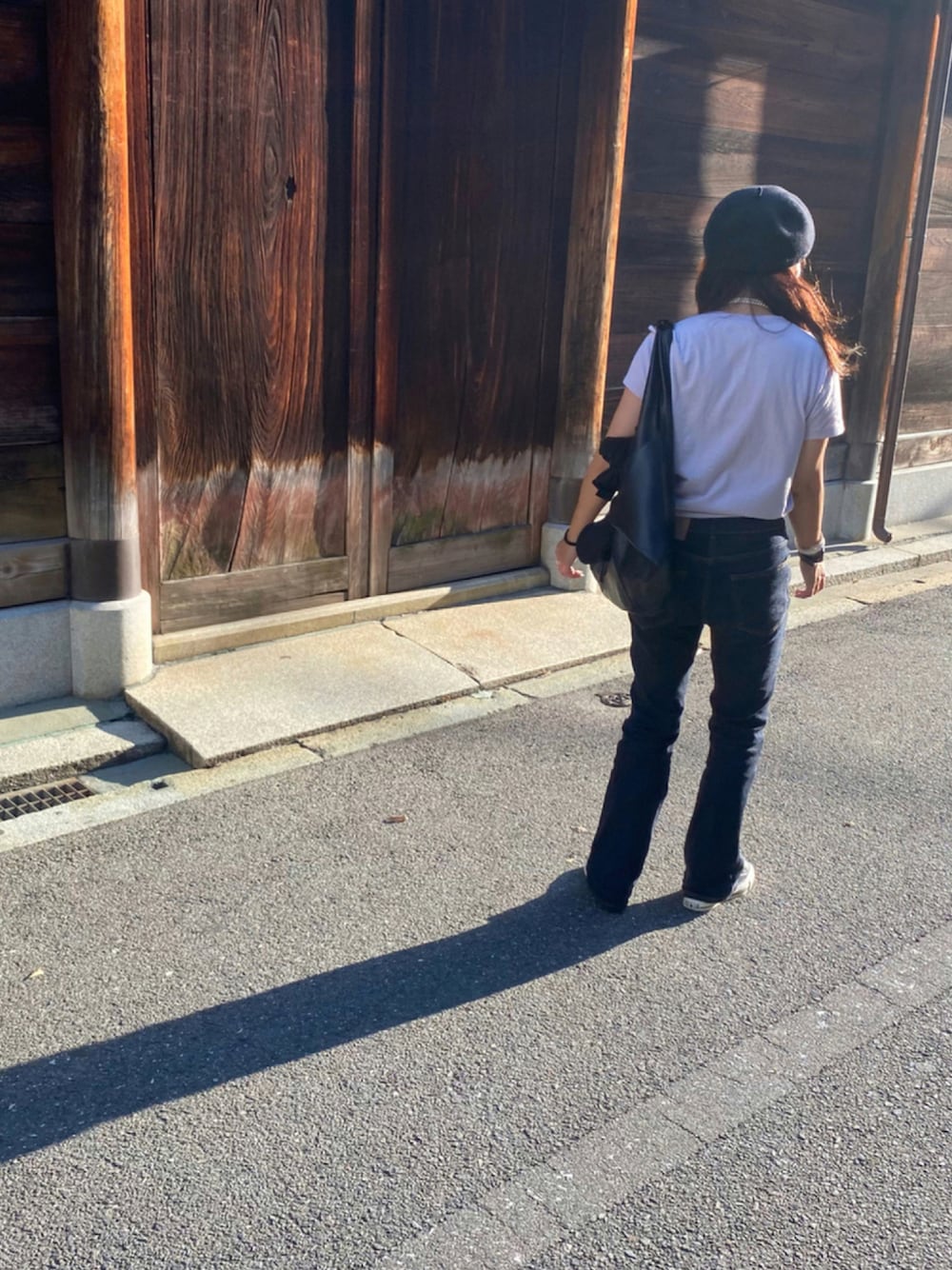 「シンプル、ベレー帽、大人カジュアル、後ろ姿、パールアクセ、いつもありがとうございます」｜「AURALEEのアイテム（Tシャツ/カットソー、パープル系）」を使った、みさん（レディース・155cm）の秋コーディネートの1枚目の写真