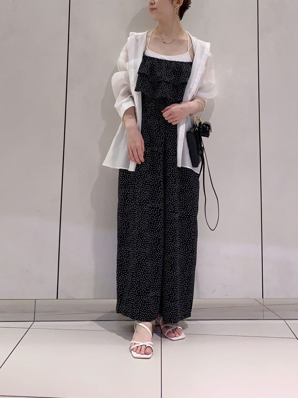 「mysty woman、ミスティ ウーマン(mysty woman)、ドット柄、ドット、ロンパース、シアーシャツ、ミュール、ショルダーバッグ、モノトーンコーデ、フリル」｜「mysty womanのドット2WAYロンパース 956676（サロペット/オーバーオール、ブラック系）」を使った、たっつんさん（レディース・166cm）の夏コーディネートの1枚目の写真