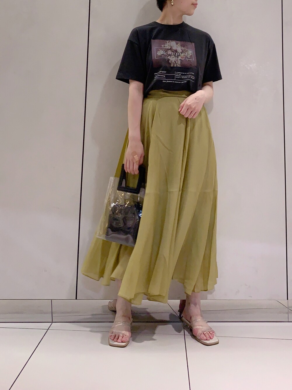 「mysty woman、ミスティ ウーマン(mysty woman)、プリントT、フォトT、フラワープリント、ボタニカル、フレアスカート、イエロー、クリアサンダル、大人かわいい」｜「mysty womanのシアーフレアスカート 948592（スカート、イエロー系）」を使った、たっつんさん（レディース・166cm）の夏コーディネートの1枚目の写真