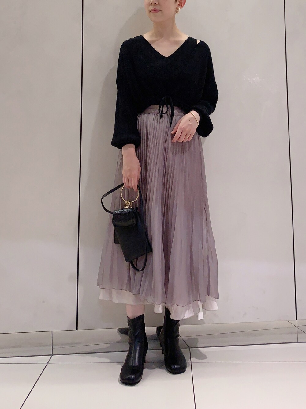 「mysty woman、ミスティ ウーマン(mysty woman)、秋コーデ、秋服準備はじめました、秋色、プリーツスカート、オーガンジー、カーディガン、ショート丈、モノトーン、デート、高身長女子、お出かけコーデ、大人かわいい、大人ガーリー」｜「mysty womanのリングマルチショルダー 941493（ショルダーバッグ、ブラック系）」を使った、たっつんさん（レディース・166cm）の夏コーディネートの1枚目の写真