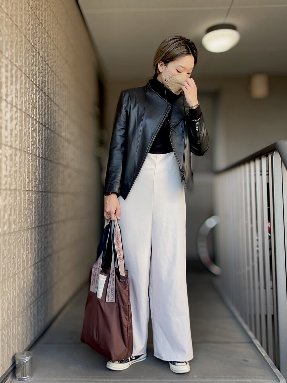 「レザージャケット、シングルライダース、ライダースジャケット、サロペット、コンバース、コンバースオールスター、converse、allstar、CT70s」｜「THEATRE PRODUCTSのMISSISSIPPI Lsize／ジャガードテープ バッグ（トートバッグ、ブラウン系）」を使った、芽ねぎさん（レディース・169cm）の冬コーディネートの1枚目の写真