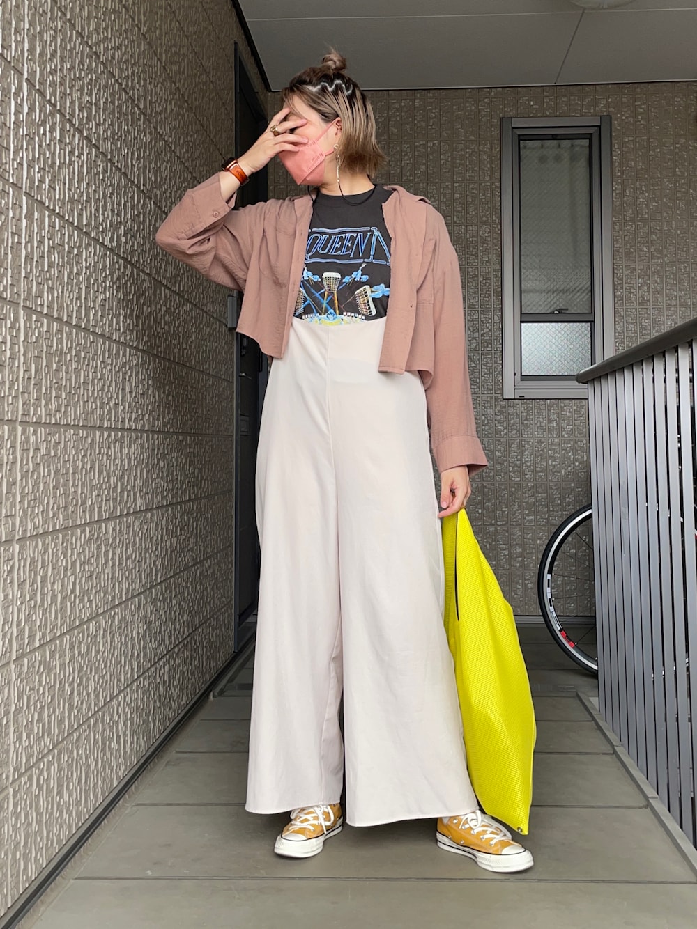 「MM6、CT70s、converse、コンバース、オールスター、allstar、Chuck Taylor、バンドT、Queen、黄色」｜「MM6 Maison Margielaの"" - handbag（ハンドバッグ、イエロー系）」を使った、芽ねぎさん（レディース・169cm）の春コーディネートの1枚目の写真