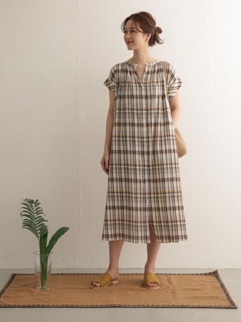 「URBAN RESEARCH DOORS、URBAN RESEARCH DOORS WOMENS、ママコーデ、シンプルコーデ、夏コーデ、リラックス、ワンピース、チェック、大人カジュアル、カジュアル」｜「URBAN RESEARCH DOORSのランダムピッチチェック2WAYワンピース（ワンピース、ブラウン系）」を使った、DOORS WOMENSさん（レディース・168cm）の夏コーディネートの1枚目の写真