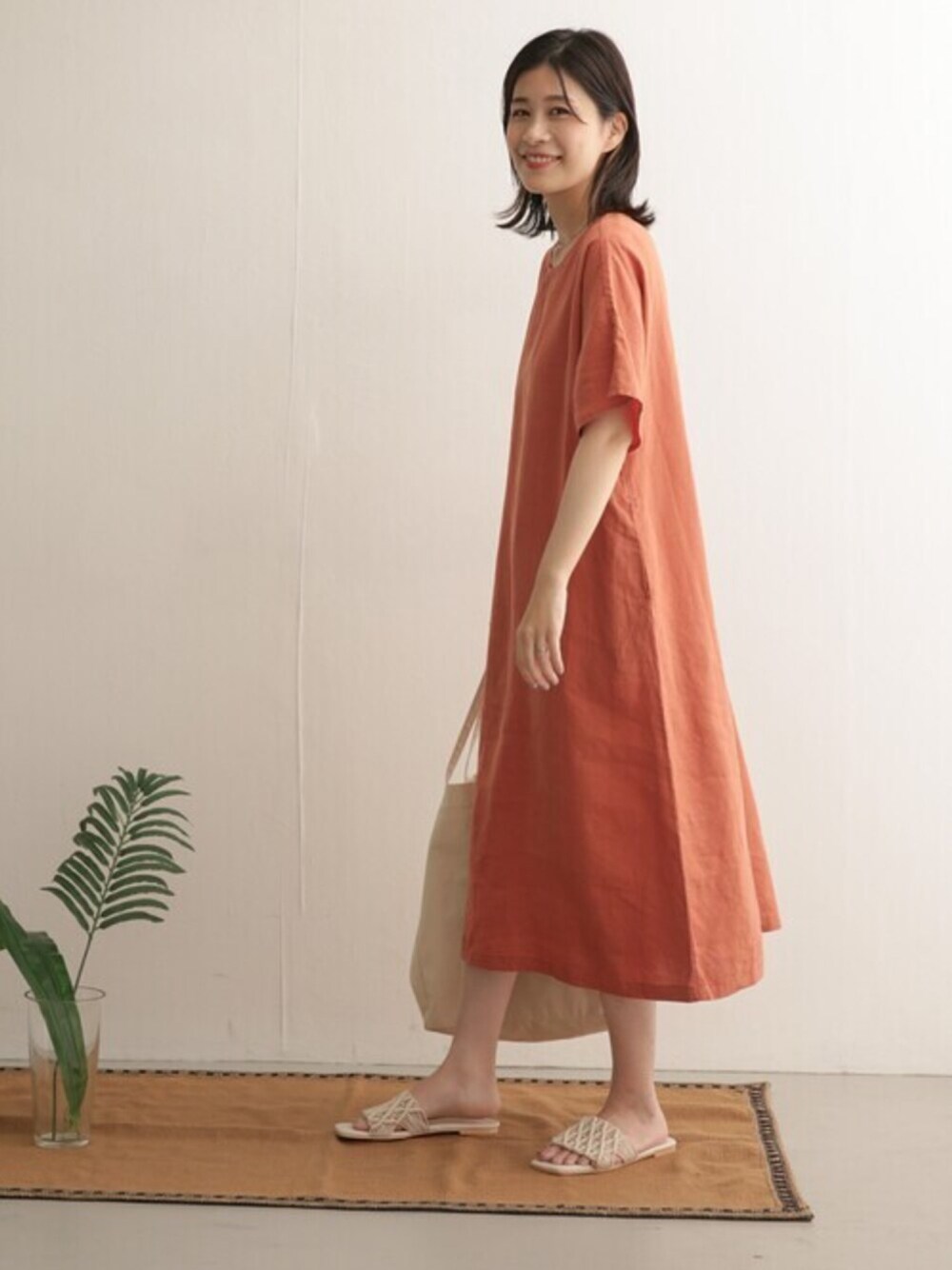 「URBAN RESEARCH DOORS、URBAN RESEARCH DOORS WOMENS、大人カジュアル、カジュアルコーデ、リラックススタイル、大人かわいい、ワントーンコーデ、休日スタイル、ワンピース、夏コーデ」｜「URBAN RESEARCH DOORSのリネンミディワンピース（ワンピース、オレンジ系）」を使った、DOORS WOMENSさん（レディース・168cm）の夏コーディネートの1枚目の写真