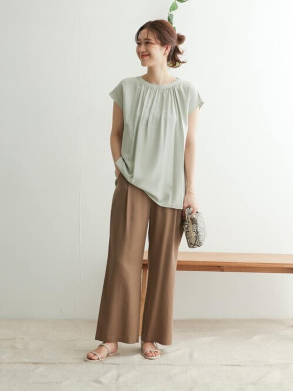 「ブラウス、ブラウン、きれいめカジュアル、シンプルコーデ、夏コーデ、オフィスカジュアル、ママコーデ、URBAN RESEARCH DOORS、URBAN RESEARCH DOORS WOMENS、ママファッション」｜「URBAN RESEARCH DOORSの2WAYリボンブラウス（シャツ/ブラウス、グリーン系）」を使った、DOORS WOMENSさん（レディース・168cm）の夏コーディネートの1枚目の写真