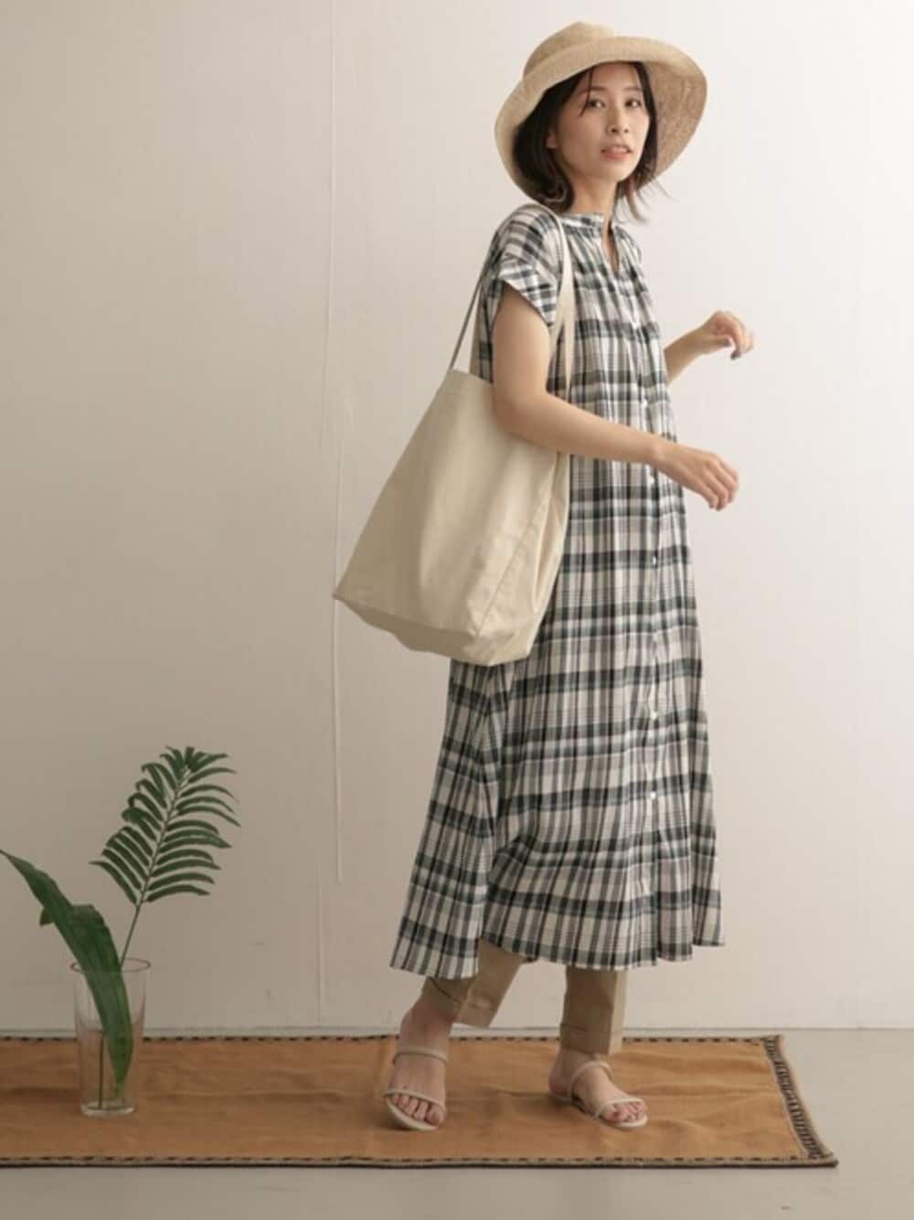 「大人カジュアル、休日スタイル、シンプルコーデ、ママコーデ、ラクチンコーデ、URBAN RESEARCH DOORS、大人ガーリー、URBAN RESEARCH DOORS WOMENS、ワンピースコーデ、初夏コーデ」｜「URBAN RESEARCH DOORSの細編みペーパーハット（ハット、ベージュ系）」を使った、DOORS WOMENSさん（レディース・168cm）の夏コーディネートの1枚目の写真