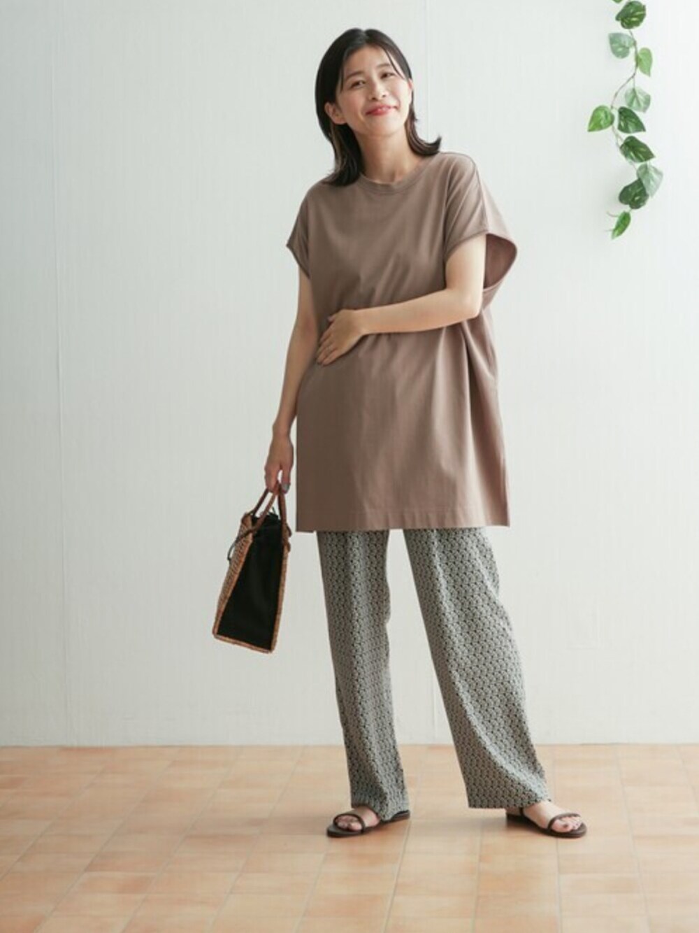 「URBAN RESEARCH DOORS、URBAN RESEARCH DOORS WOMENS、ママコーデ、オトナ女子、ラクチンコーデ、夏コーデ、ママファッション、ベージュコーデ、大人カジュアル、柄パンツ」｜「URBAN RESEARCH DOORSの【WEB限定】ワイドチュニックプルオーバー（Tシャツ/カットソー、ブラウン系）」を使った、DOORS WOMENSさん（レディース・168cm）の夏コーディネートの1枚目の写真