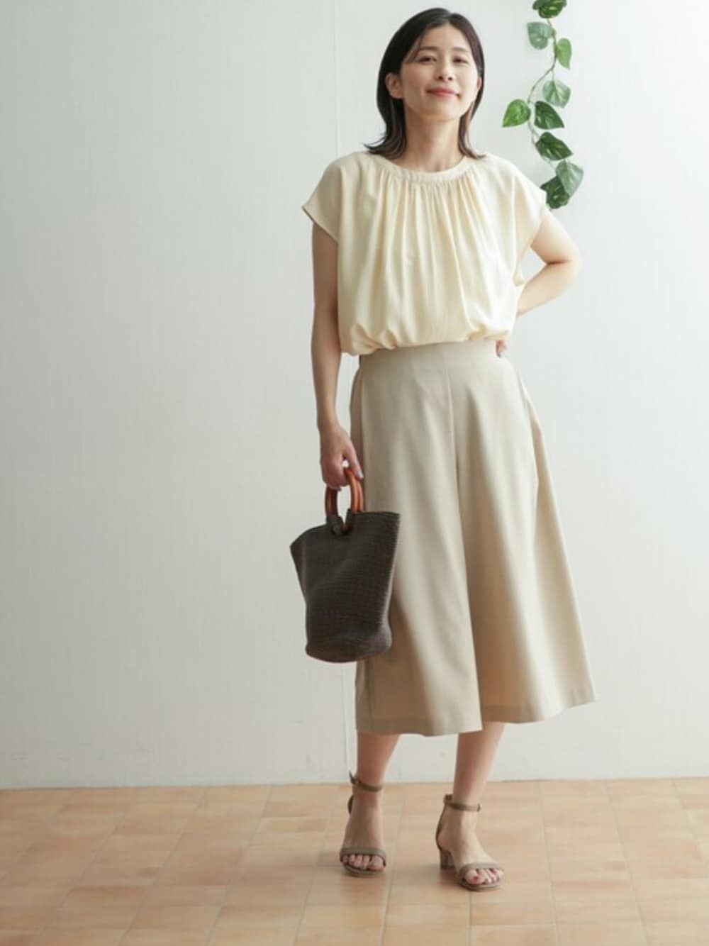 「URBAN RESEARCH DOORS、URBAN RESEARCH DOORS WOMENS、シンプルコーデ、カジュアルコーデ、夏、休日スタイル、オトナ女子、リラックス、パンツスタイル、ママコーデ」｜「URBAN RESEARCH DOORSの2WAYリボンブラウス（シャツ/ブラウス、ベージュ系）」を使った、DOORS WOMENSさん（レディース・168cm）の夏コーディネートの1枚目の写真
