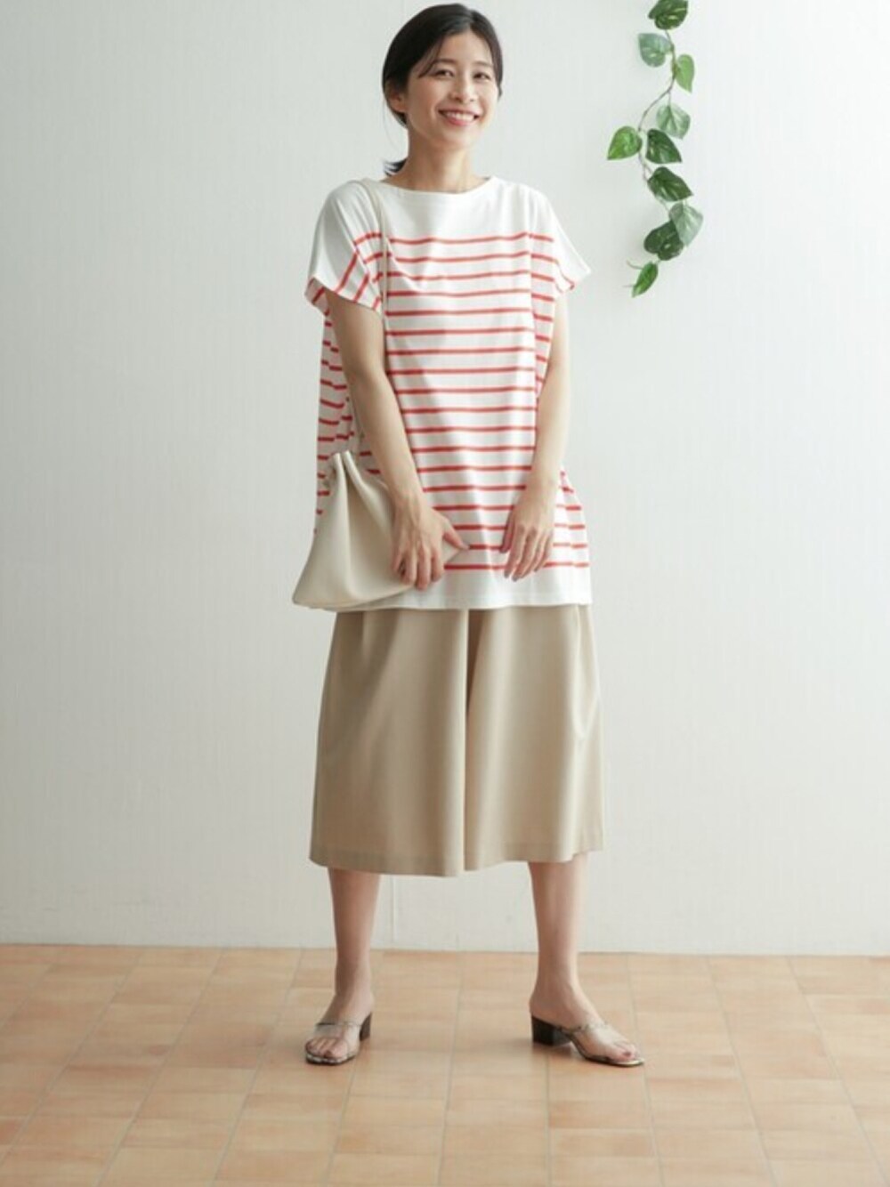 「URBAN RESEARCH DOORS、URBAN RESEARCH DOORS WOMENS、大人カジュアル、カジュアルコーデ、リラックススタイル、今日のコーデ、ゆるコーデ、ボーダー、Tシャツ/カットソー、ママコーデ」｜「URBAN RESEARCH DOORSのパネルボーダーフレンチプルオーバー（Tシャツ/カットソー、オレンジ系）」を使った、DOORS WOMENSさん（レディース・168cm）の夏コーディネートの1枚目の写真
