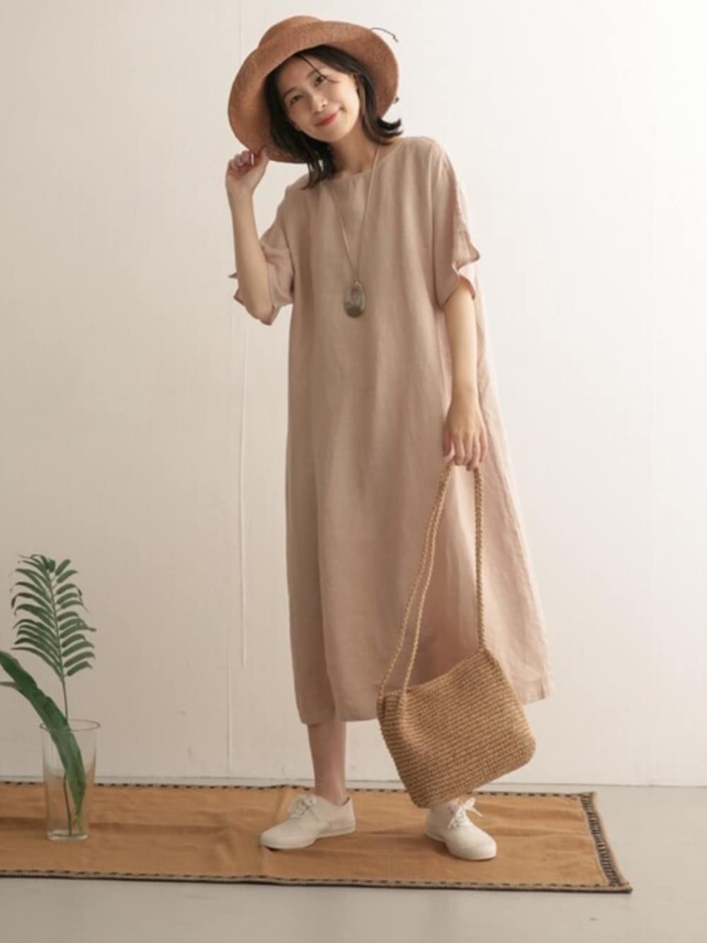 「ワンピース、シンプル、ベージュ、大人カジュアル、夏コーデ、ママコーデ、URBAN RESEARCH DOORS、ワンピース×スニーカー、URBAN RESEARCH DOORS WOMENS、ママファッション」｜「URBAN RESEARCH DOORSの細編みペーパーハット∴（ハット、ベージュ系）」を使った、DOORS WOMENSさん（レディース・168cm）の夏コーディネートの1枚目の写真