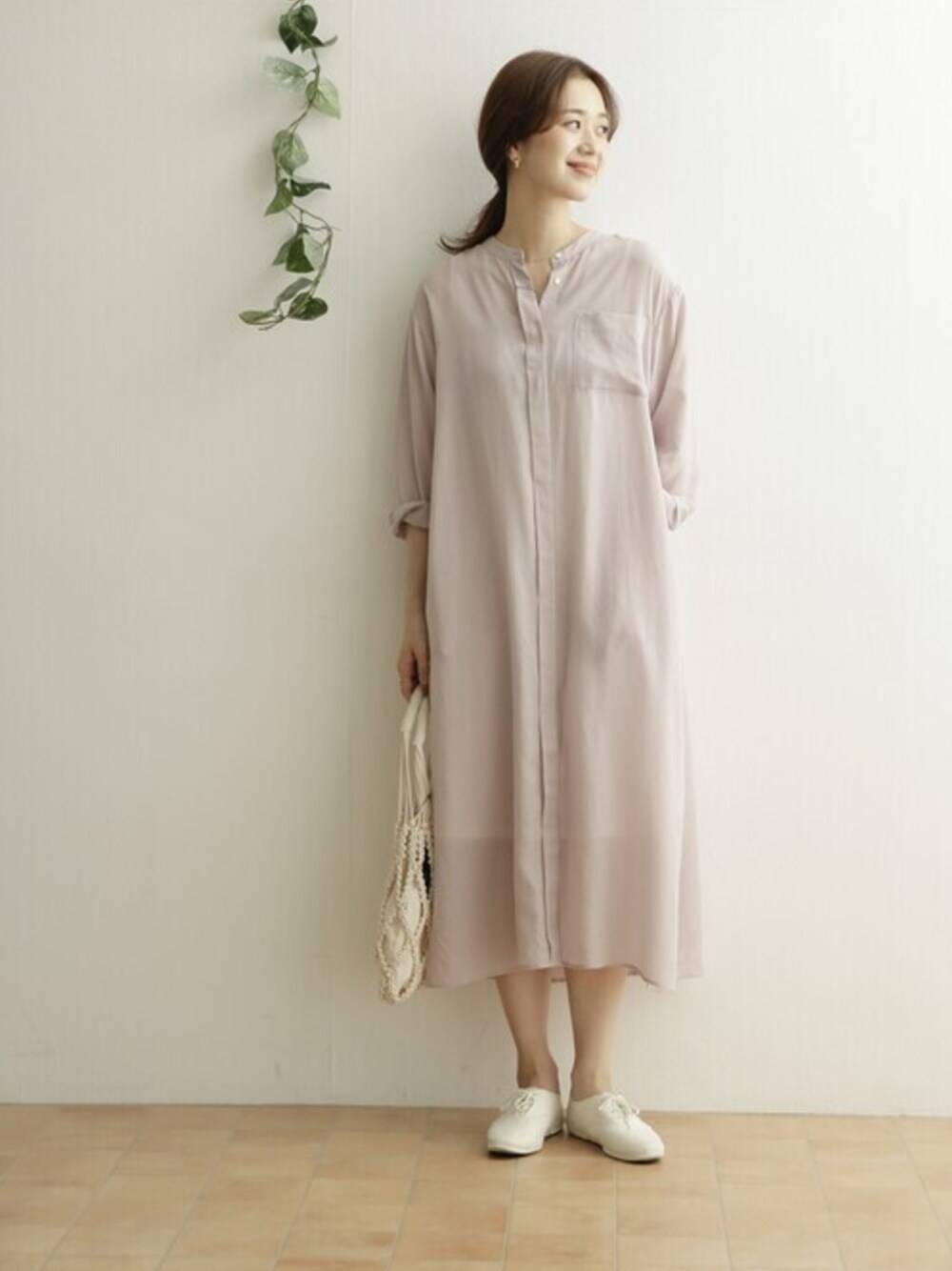 「URBAN RESEARCH DOORS、URBAN RESEARCH DOORS WOMENS、ママコーデ、シンプルコーデ、カジュアルコーデ、夏、休日スタイル、オトナ女子、リラックス、シャツワンピ」｜「URBAN RESEARCH DOORSのスタンドカラーロングシャツワンピース（ワンピース、パープル系）」を使った、DOORS WOMENSさん（レディース・168cm）の夏コーディネートの1枚目の写真