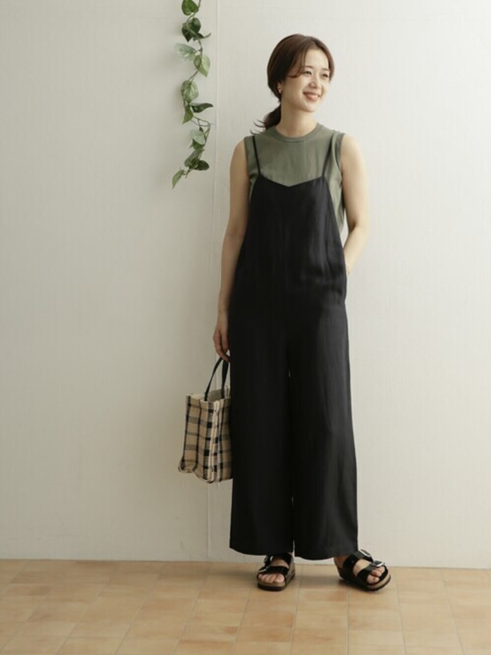 「カジュアル、シンプル、大人カジュアル、休日スタイル、大人コーデ、リラックススタイル、夏コーデ、ママコーデ、URBAN RESEARCH DOORS、URBAN RESEARCH DOORS WOMENS」｜「URBAN RESEARCH DOORSのキャミソールサロペットパンツ（サロペット/オーバーオール、ベージュ系）」を使った、DOORS WOMENSさん（レディース・168cm）の夏コーディネートの1枚目の写真