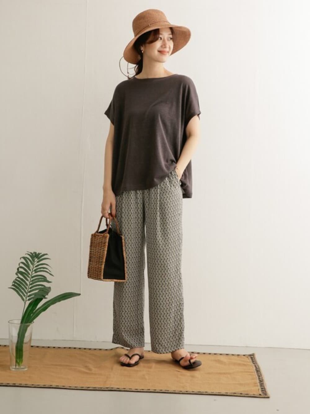 「Tシャツ、大人カジュアル、サンダル、シンプルコーデ、夏コーデ、麦わら帽子、ママコーデ、URBAN RESEARCH DOORS、URBAN RESEARCH DOORS WOMENS、ママファッション」｜「URBAN RESEARCH DOORSの細編みペーパーハット（ハット、ベージュ系）」を使った、DOORS WOMENSさん（レディース・168cm）の夏コーディネートの1枚目の写真