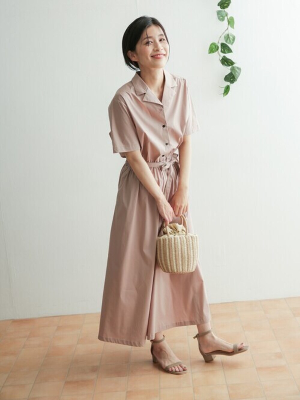「URBAN RESEARCH DOORS、URBAN RESEARCH DOORS WOMENS、ママコーデ、夏コーデ、シンプルコーデ、ワンピース、くすみカラー、オトナカジュアル、ピンク、雨の日コーデ」｜「URBAN RESEARCH DOORSの【WEB限定】オープンカラーコットンシャツワンピース（シャツワンピース、ピンク系）」を使った、DOORS WOMENSさん（レディース・168cm）の夏コーディネートの1枚目の写真