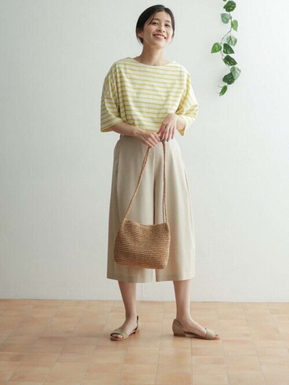 「URBAN RESEARCH DOORS、URBAN RESEARCH DOORS WOMENS、大人カジュアル、カジュアルコーデ、リラックススタイル、ゆるコーデ、きれいめカジュアル、ベージュ、休日スタイル、ラフ」｜「URBAN RESEARCH DOORSのオーガニックコットンボーダーTシャツ（Tシャツ/カットソー、イエロー系）」を使った、DOORS WOMENSさん（レディース・168cm）の夏コーディネートの1枚目の写真