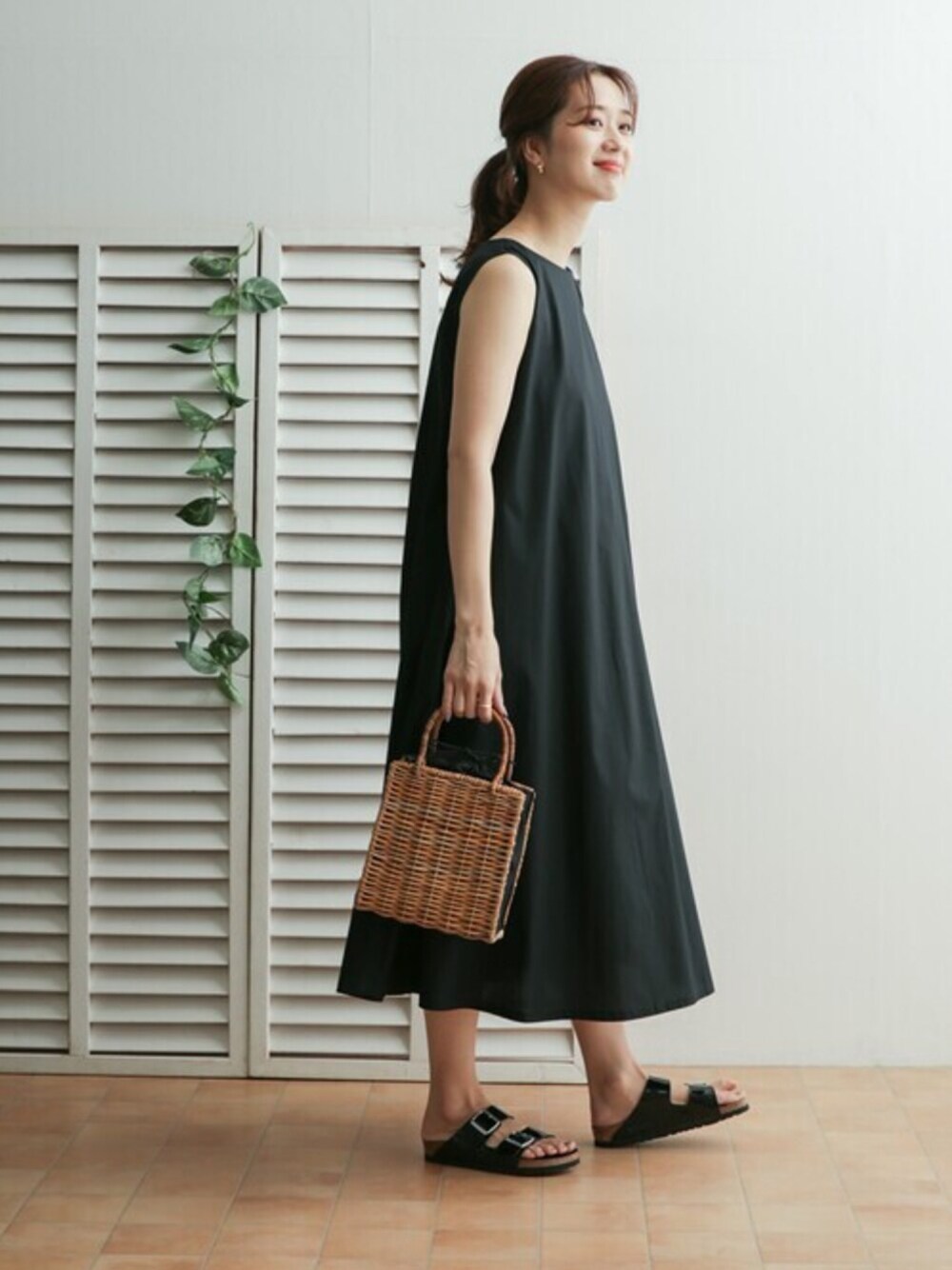 「URBAN RESEARCH DOORS、URBAN RESEARCH DOORS WOMENS、ママコーデ、シンプルコーデ、ワンピース、雨の日コーデ、夏コーデ、リラックス、大人カジュアル、ブラック」｜「URBAN RESEARCH DOORSの【WEB限定】ノースリーブAラインワンピース（ワンピース、ブラック系）」を使った、DOORS WOMENSさん（レディース・168cm）の夏コーディネートの1枚目の写真