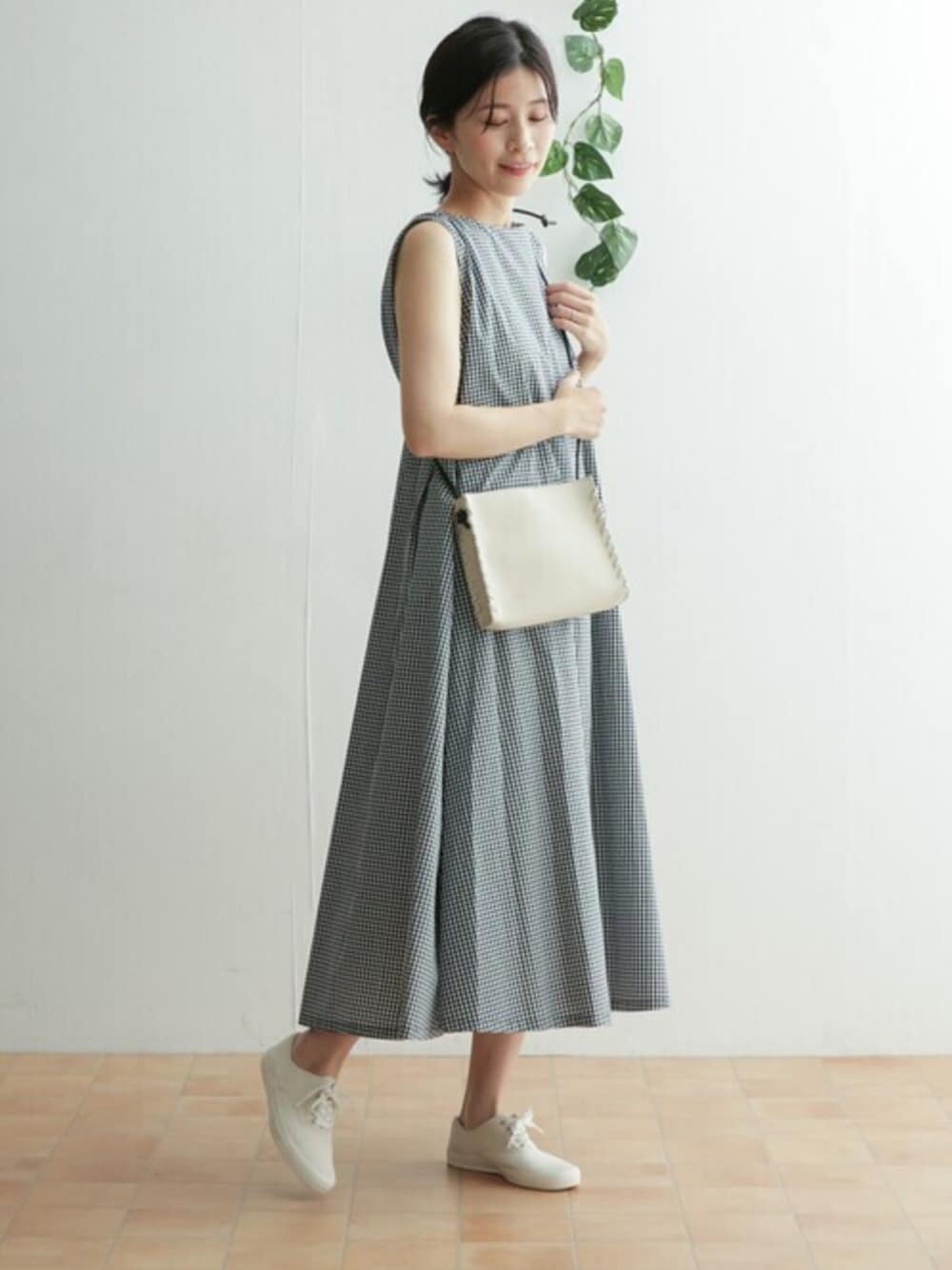 「URBAN RESEARCH DOORS、URBAN RESEARCH DOORS WOMENS、大人カジュアル、カジュアルコーデ、リラックススタイル、ママコーデ、楽チンコーデ、大人ガーリー、チェック、ワンピース」｜「URBAN RESEARCH DOORSの【WEB限定】ノースリーブAラインワンピース（ワンピース、その他）」を使った、DOORS WOMENSさん（レディース・168cm）の夏コーディネートの1枚目の写真
