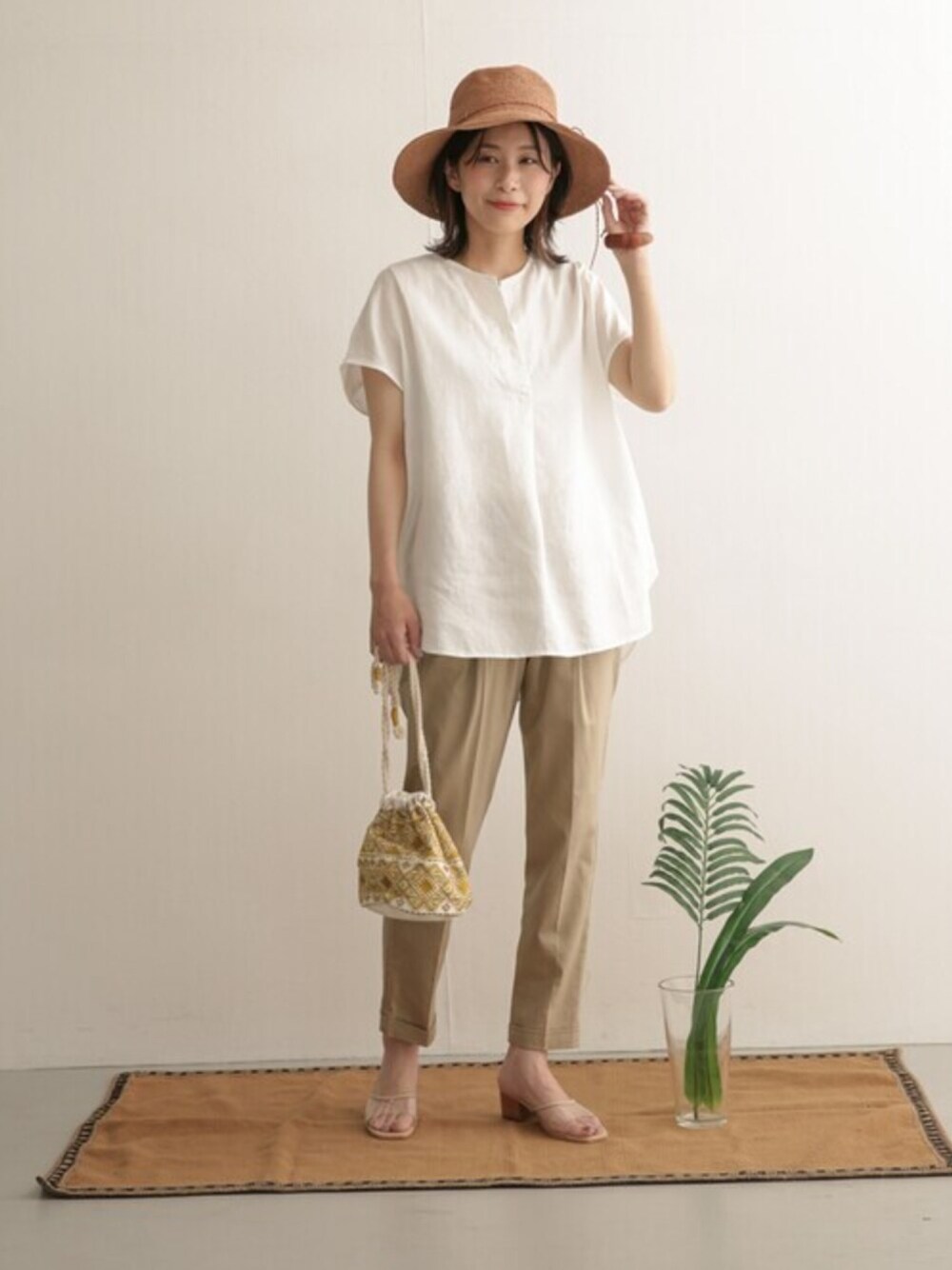 「URBAN RESEARCH DOORS、URBAN RESEARCH DOORS WOMENS、夏コーデ、シンプルコーデ、ママコーデ、リラックス、大人カジュアル、オトナカジュアル、リネン、ハット」｜「URBAN RESEARCH DOORSの細編みペーパーハット（ハット、ベージュ系）」を使った、DOORS WOMENSさん（レディース・168cm）の夏コーディネートの1枚目の写真