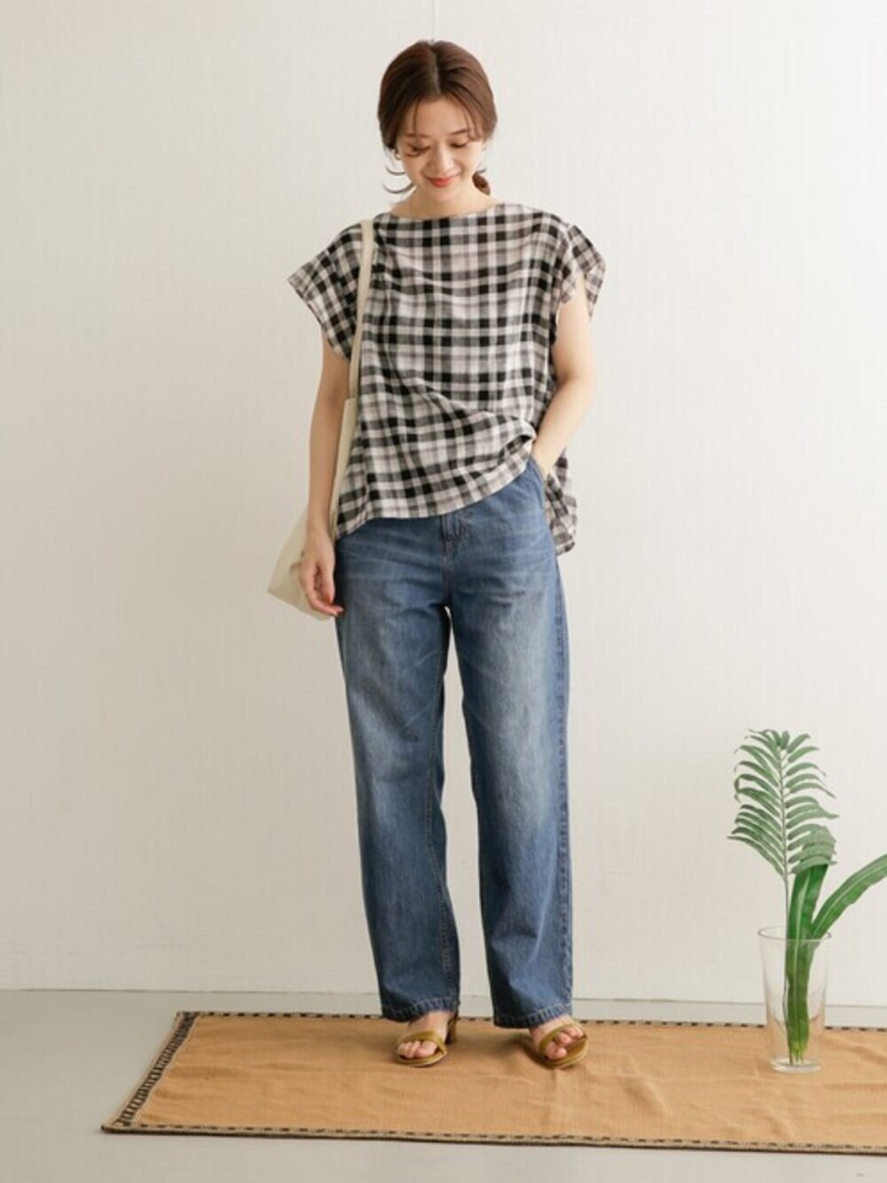「チェック、ブラウス、大人カジュアル、大人コーデ、シンプルコーデ、ラクチンコーデ、URBAN RESEARCH DOORS、ワイドデニム、URBAN RESEARCH DOORS WOMENS、初夏コーデ」｜「URBAN RESEARCH DOORSのチェック柄バックタックブラウス（シャツ/ブラウス、その他）」を使った、DOORS WOMENSさん（レディース・168cm）の夏コーディネートの1枚目の写真