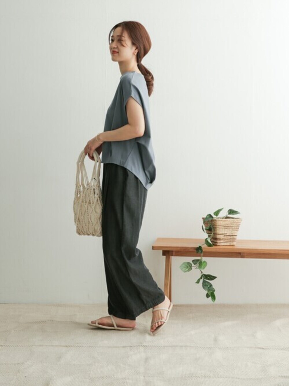 「デニム、大人カジュアル、ワイドパンツ、ブラックデニム、リラックススタイル、シンプルコーデ、ママコーデ、URBAN RESEARCH DOORS、URBAN RESEARCH DOORS WOMENS、ママファッション」｜「URBAN RESEARCH DOORSのコットンタックフレンチプルオーバー（Tシャツ/カットソー、ブルー系）」を使った、DOORS WOMENSさん（レディース・168cm）の夏コーディネートの1枚目の写真