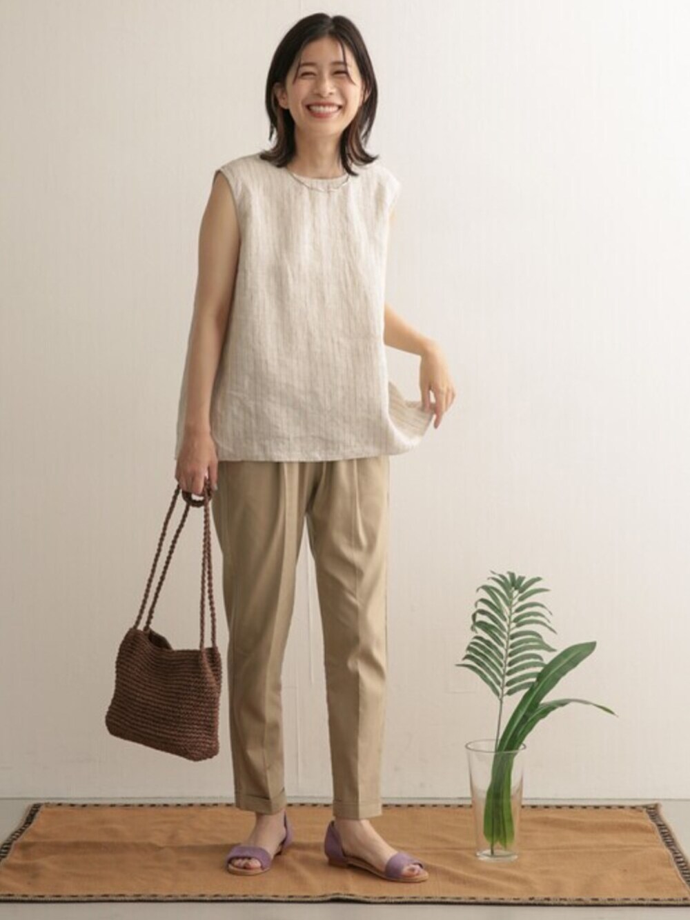 「URBAN RESEARCH DOORS、URBAN RESEARCH DOORS WOMENS、ママコーデ、ママファッション、大人カジュアル、カジュアルコーデ、リラックススタイル、きれいめカジュアル、ベージュ、休日スタイル」｜「URBAN RESEARCH DOORSのリネンストライプノースリーブブラウス（シャツ/ブラウス、ベージュ系）」を使った、DOORS WOMENSさん（レディース・168cm）の夏コーディネートの1枚目の写真
