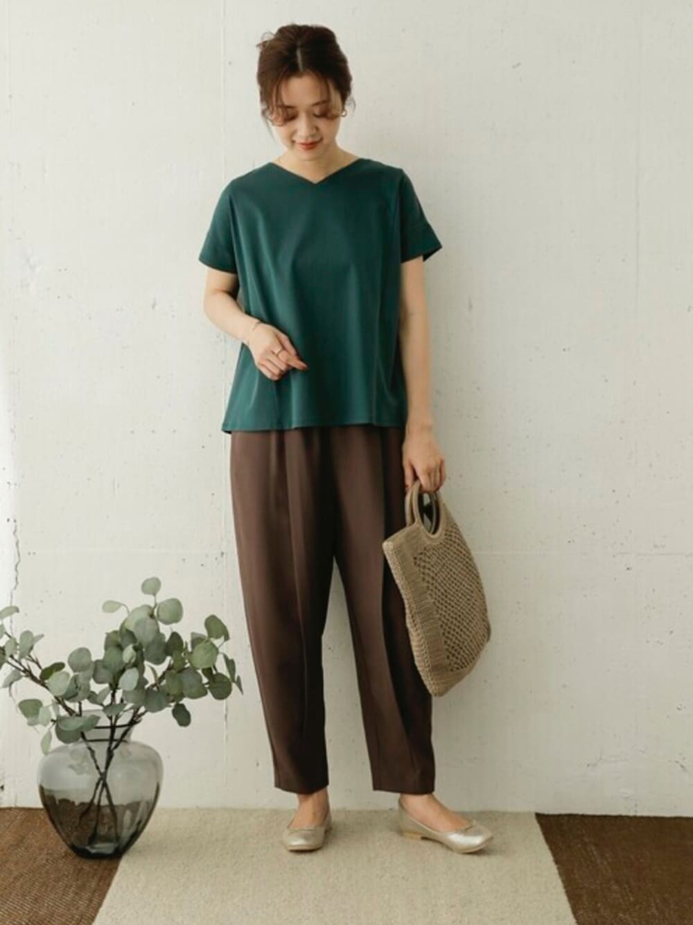 「シンプル、オトナ女子、初秋コーデ、秋色、URBAN RESEARCH DOORS、URBAN RESEARCH DOORS WOMENS、休日スタイル、ママコーデ、秋コーデ、オフィスカジュアル」｜「URBAN RESEARCH DOORSのバックリボンフレアカットソー（Tシャツ/カットソー、グリーン系）」を使った、DOORS WOMENSさん（レディース・168cm）の夏コーディネートの1枚目の写真