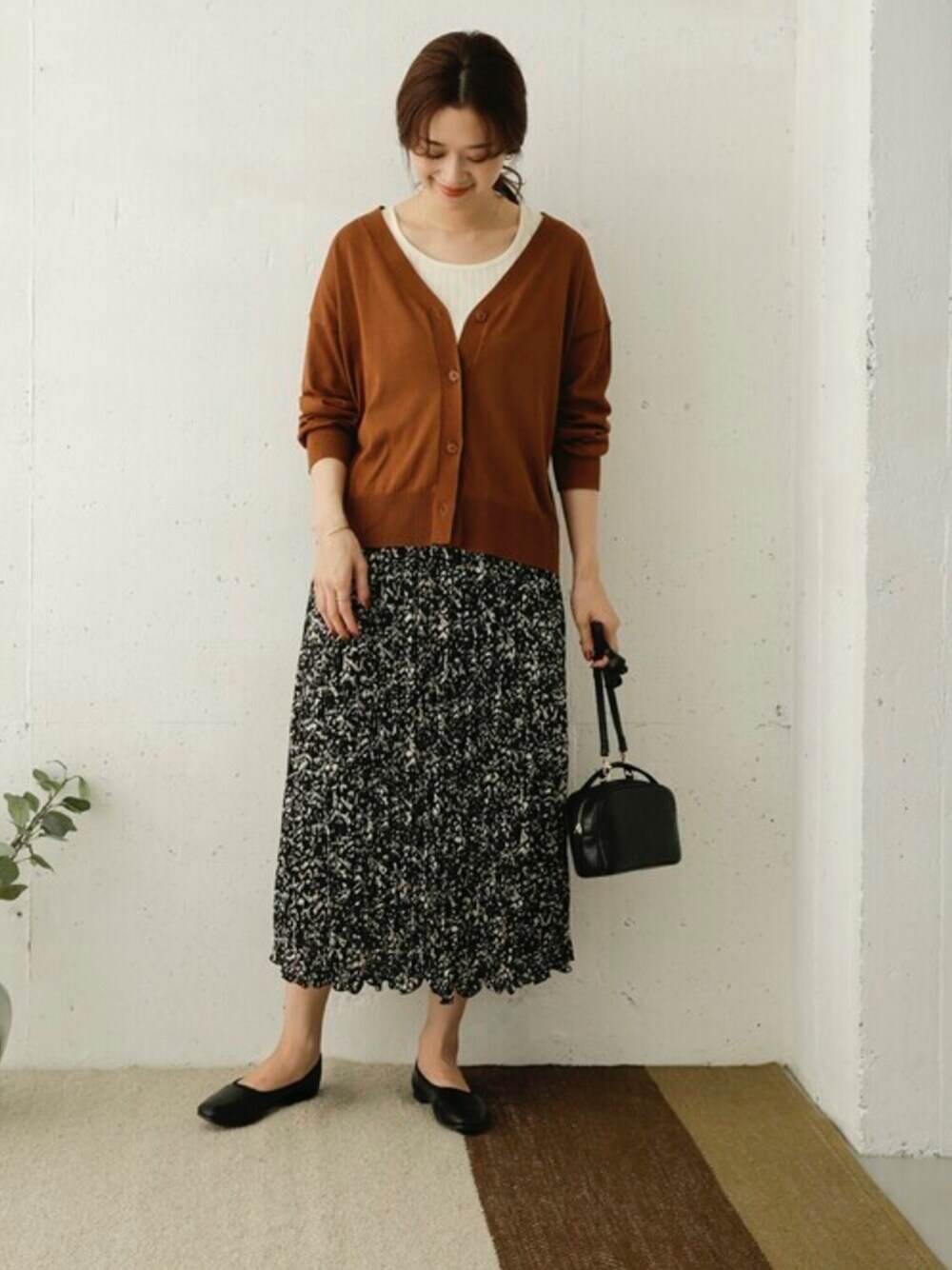 「大人カジュアル、秋コーデ、オトナ女子、休日スタイル、大人ガーリー、スカート、ママコーデ、カーディガン、URBAN RESEARCH DOORS、URBAN RESEARCH DOORS WOMENS、きれいめカジュアル、ショルダーバッグ、レオパード、シンプル、パンプス」｜「URBAN RESEARCH DOORSのアイレットテレコタンクトップ（タンクトップ、ベージュ系）」を使った、DOORS WOMENSさん（レディース・168cm）の夏コーディネートの1枚目の写真
