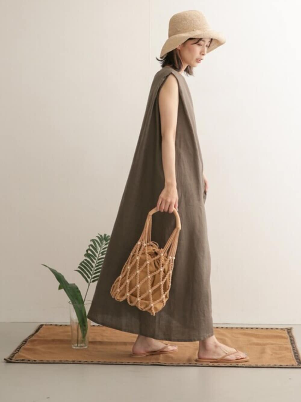 「URBAN RESEARCH DOORS、URBAN RESEARCH DOORS WOMENS、大人カジュアル、カジュアルコーデ、リラックススタイル、今日のコーデ、楽チンコーデ、ママコーデ、夏コーデ、ワンピース」｜「URBAN RESEARCH DOORSの細編みペーパーハット（ハット、ベージュ系）」を使った、DOORS WOMENSさん（レディース・168cm）の夏コーディネートの1枚目の写真